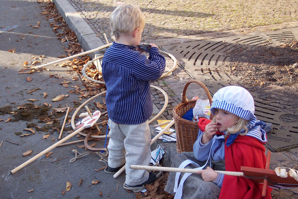 Historische Kinderspiele. Foto: LiebDorf-1813
