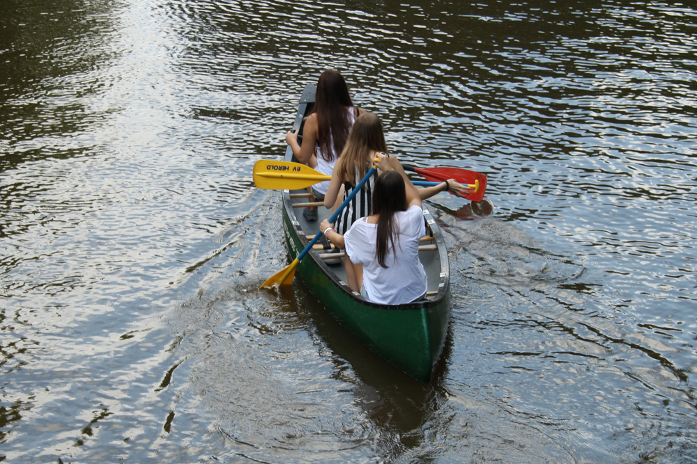 Mit geliehenem Kanu auf der Weißen Elster. Foto: Ralf Julke