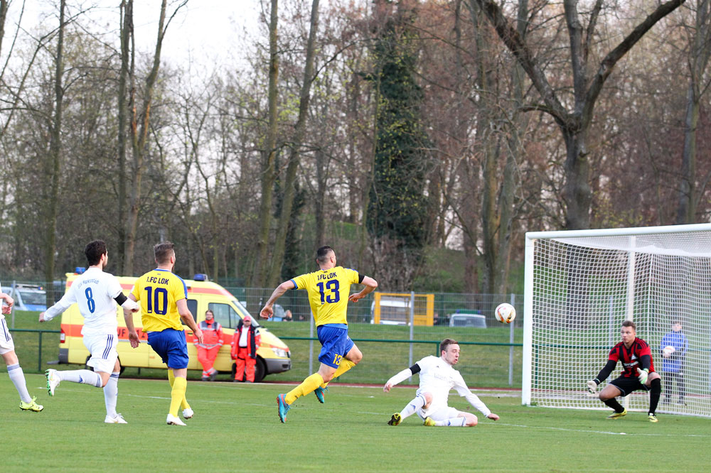 Chance für Lok durch Djamal Ziane, doch Lukas Wurster im Tor vom SSV bekommt den Ball unter Kontrolle. Foto: Bernd Scharfe