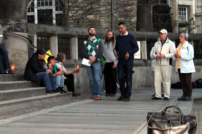 Mahnwache an der Thomaskirche. Foto: Andreas Bernatschek