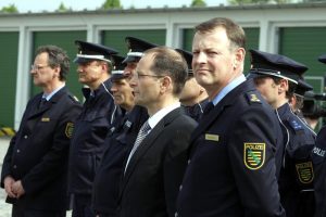 Markus Ulbig (Mitte, Profil) und seine Polizei. Alles in Ordnung im Freistaat. Foto: L-IZ.de (Achiv)