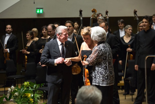 Tomoko Masur und Bundespräsident Joachim Gauck danken nach ihrem furiosen Auftritt Anne-Sophie Mutter. Foto: Gert Mothes