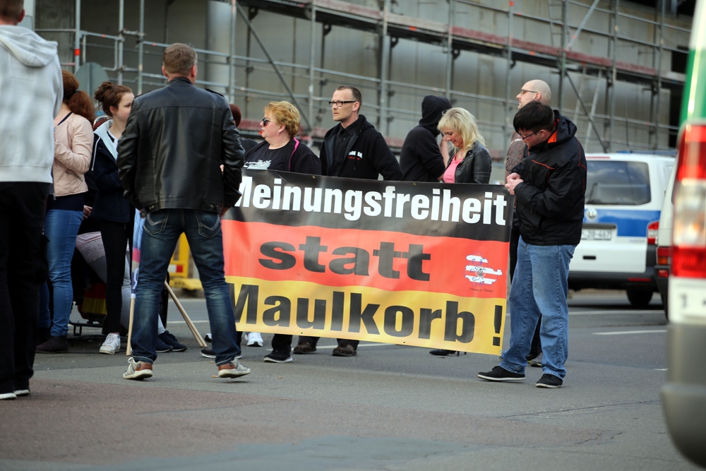 Der Meinung, dass die Meinungsfreiheit gefährdet ist und das sogar auf ein Banner malen, ist: Meinungsfreiheit. Hier bei der OfD. Foto: L-IZ
