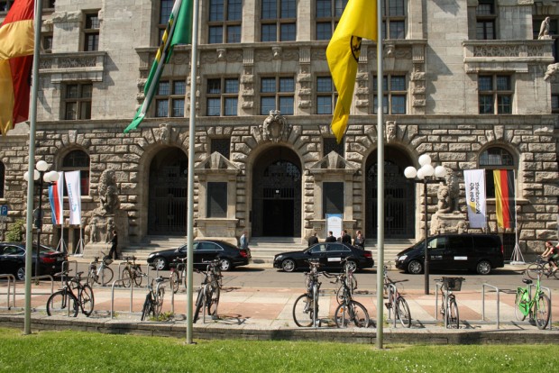 Der Platz vorm Neuen Rathaus soll 2017 umgebaut werden. Foto: Ralf Julke