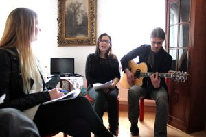 Musik beim Auftakt zur Hausmusiknacht mit Karolina Pytlarczyk (Gesang) und Thomas Bremer (Gitarre), Foto: Holger Warschkow