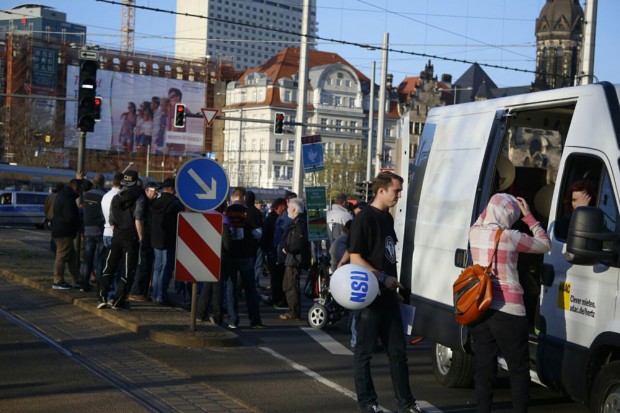 Die Demonstranten mussten am Brühl erst mal ausharren. Foto: L-IZ.de