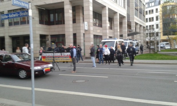 OfD wartet am Ring auf Legida und zitiert ein bischen aus der L-IZ. Foto: L-IZ.de