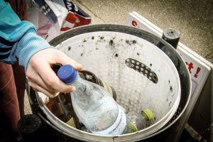 Statt Wühlen im Dreck – Das Leipziger Jugendparlament fordert Pfandringe für die städtischen Mülleimer. Foto: LZ