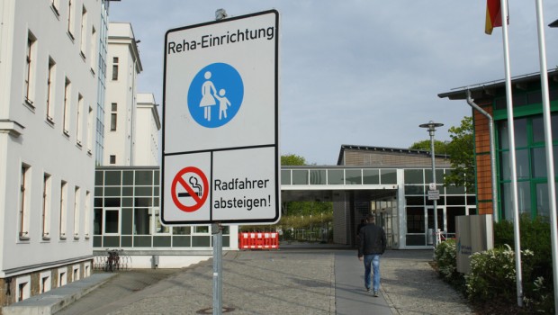 Radfahrer absteigen: Der Fußweg ist nur für Fußgänger gedacht. Foto: Ralf Julke