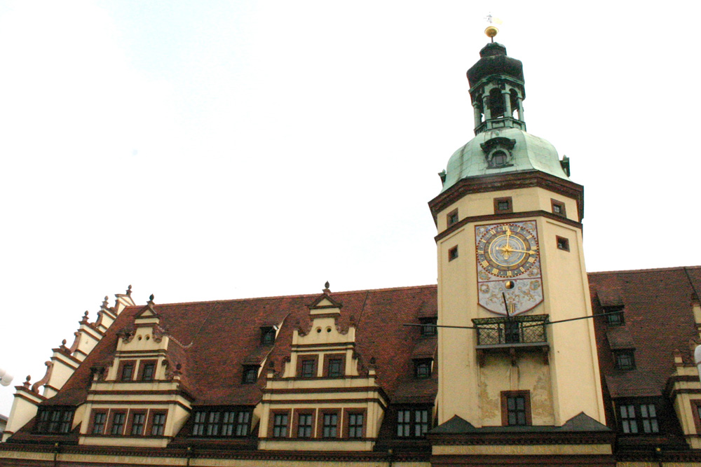 Schon seit ein paar Jahren richtig blass: der Turm des Alten Rathauses. Foto: Ralf Julke