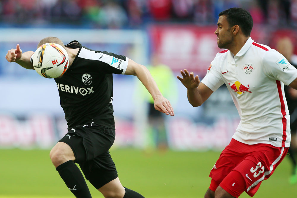 Korbinian Vollmann (Sandhausen) and Marvin Compper (RB Leipzig) im Zweikampf. Foto: GEPA Picutres