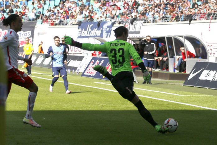 Der VfL sieht kein Stich mehr - Yussuf Poulsen jagt den Bochumer Keeper Manuel Riemann übers Feld. Foto: Alexander Böhm