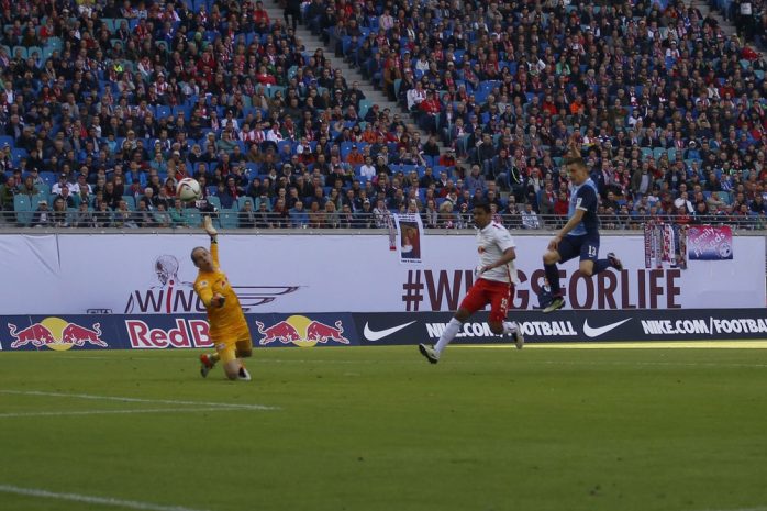Tormann Péter Gulácsi kann im letzten Moment einen Angriff abwehren. Foto: Alexander Böhm