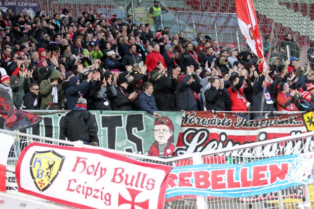Die mitgereisten RBL-Fans auf dem Betzenberg. Foto: GEPA Pictures