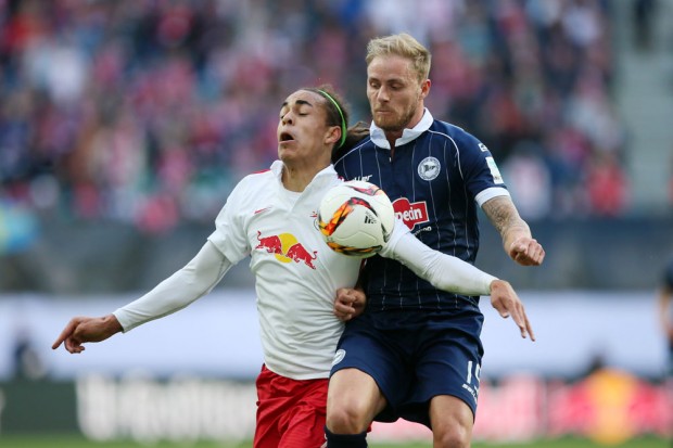 Yussuf Poulsen (RB Leipzig) im Zweikampf mit Christopher Noethe. Foto: GEPA-Pictures