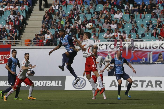 Die Kontrahenten schenkten sich in der ersten Halbzeit nichts. Foto: Alexander Böhm