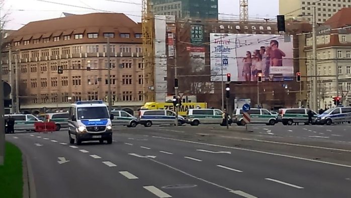 18:20 Uhr: Ring am Richard Wagner Platz ist bereits dicht. Foto: Privat