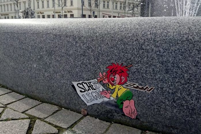 "Scheiß Legida" Pumuckl seit heute morgen auf dem Richard Wagner Platz. Entdeckt von einem Leser der L-IZ. Foto: Privat