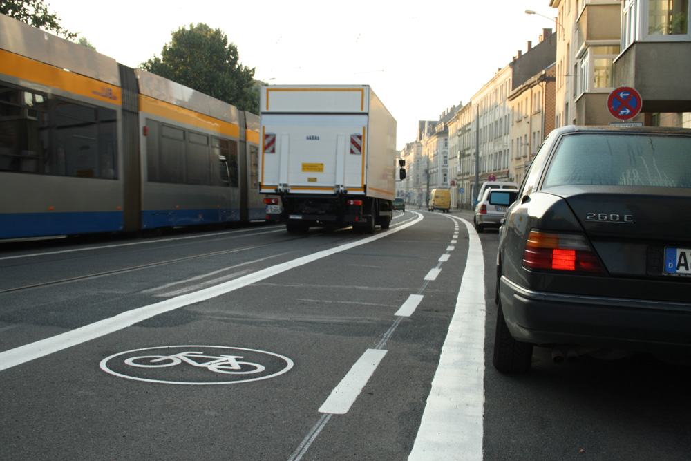 2012 abmarkiert: Die neue Sraßenraumaufteilung in der Georg-Schumann-Straße. Foto: Ralf Julke