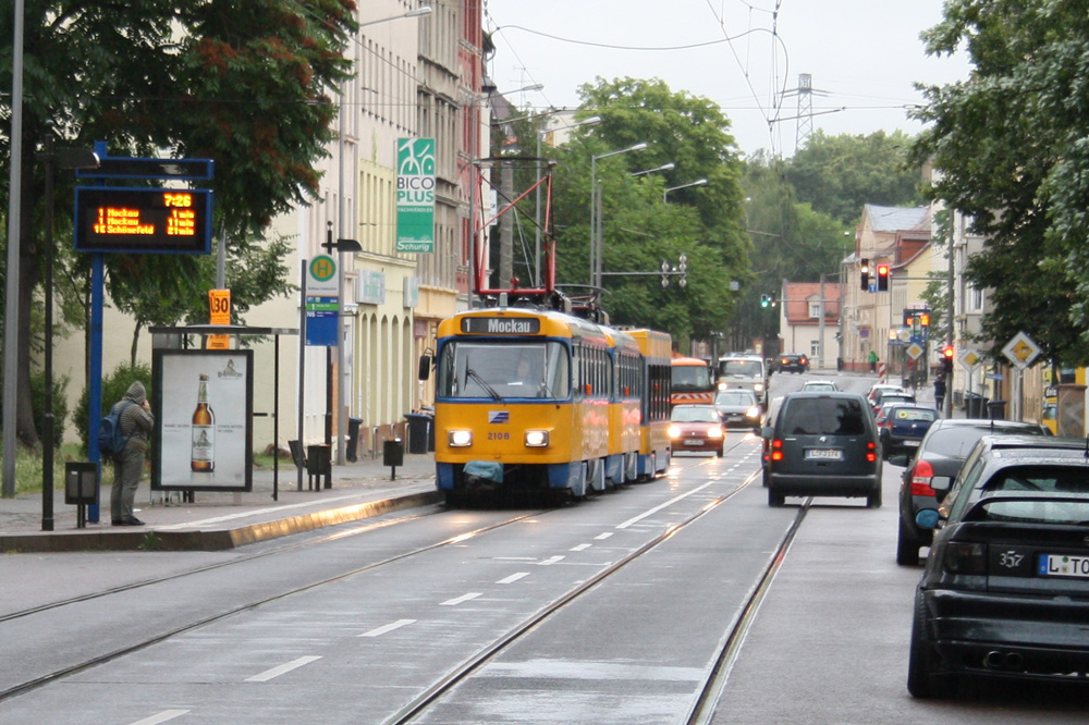Hübsche alte Tatra-Straßenbahn in Schönefeld unterwegs. Foto: Ralf Julke