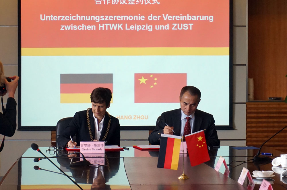 Prof. Dr. Gesine Grande, Rektorin der HTWK Leipzig, und Prof. Ye Gaoxing, Präsident der Zhejiang University of Science and Technology (ZUST) in Hangzhou, China, unterzeichnen die Zusatzvereinbarung zum bestehenden Kooperationsvertrag beider Einrichtungen. Foto: HTWK Leipzig