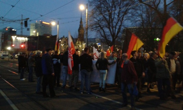 Endlich wieder vereinigt. OfD, NPD, Die Rechte und Legida treffen auf dem Ring Höhe Käthe-Kollwitzstraße zusammen. Foto: L-IZ.de