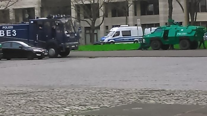 Wasserwerfer und ein Räumfahrzeug an der Feuerwache am Ring. Foto: L-IZ