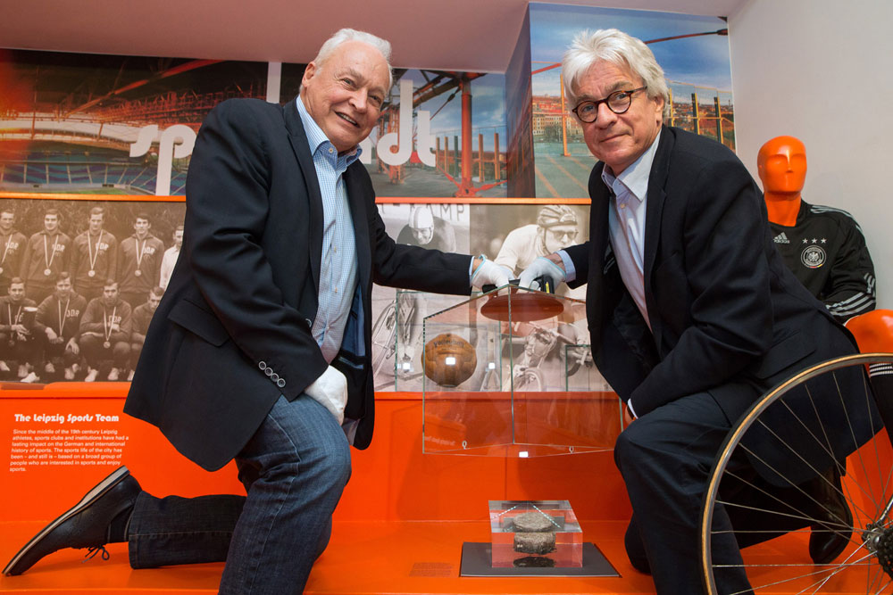 Der Anstoßpunkt der Fußball-Weltmeisterschaft 2006, den Winfried Lonzen und Dr. Volker Rodekamp hier präsentieren, gehört nun zu den Highlights der Dauerausstellung im Alten Rathaus. Foto: Tom Schulze