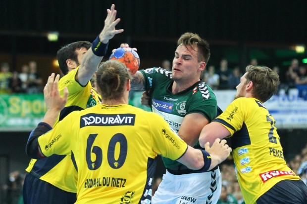 Benjamin Meschke (DHfK) war hier gleich von drei Gegenspielern umzingelt. Foto: Jan Kaefer