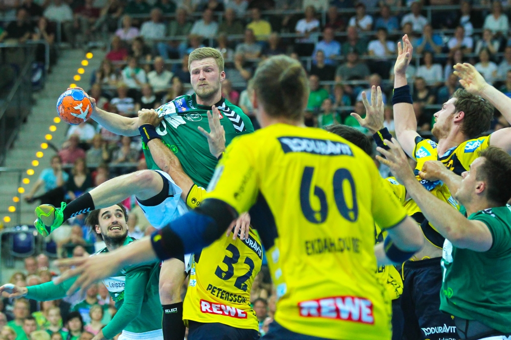 Gegen das Abwehrbollwerk der Rhein-Neckar Löwen hatten Philipp Weber und seine DHfK-Jungs keinen leichten Stand. Foto: Jan Kaefer