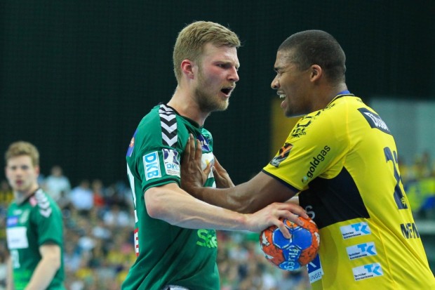Disput des 7-fachen Torschützen Philipp Weber (DHfK) mit Mads Mensah Larsen nach einem Foulspiel. Foto: Jan Kaefer
