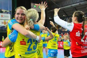 Feiern! Kaya Diehl herzt Shenia Minevskaja nach dem erfolgreichen Pokalfinale. Foto: Jan Kaefer