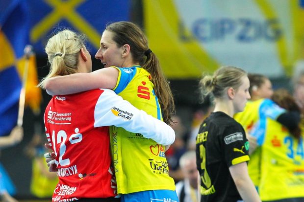 Die beiden HCL-Kapitäne unter sich: Torhüterin Katja Kramarczyk und Karolina Kudlacz-Gloc, die zur besten Spielerin des Final-4 gewählt wurde. Foto: Jan Kaefer
