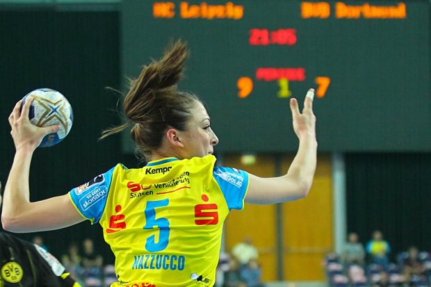 Alexandra Mazzucco hebt zum Torwurf ab. Foto: Jan Kaefer