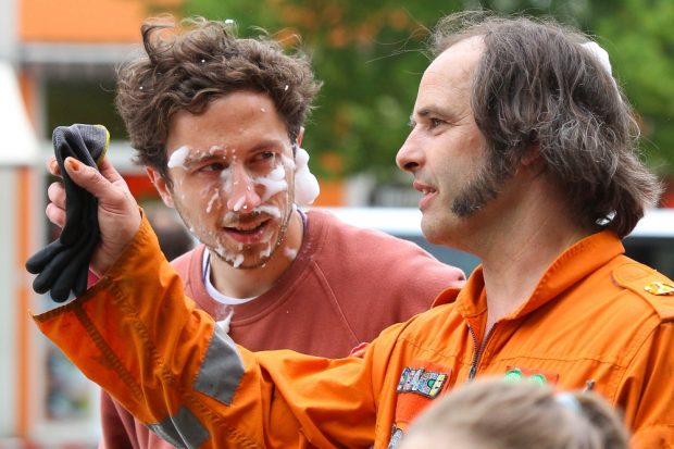 Nach der Schaumschlacht: Mitorganisator Sascha Golais (li.) stimmt sich mit Künstler Robert Schiller ab, der das Spielkonzept entwickelt hatte. Foto: Jan Kaefer