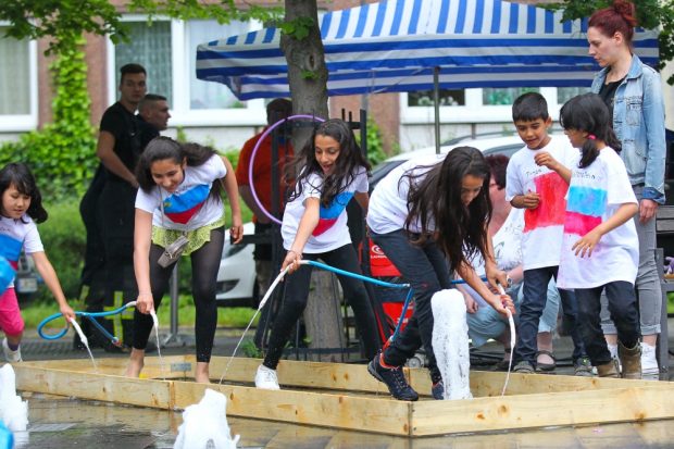 Mit Wasserkraft jagt Team "Liechtenstein" die Kugeln ins Ziel. Foto: Jan Kaefer