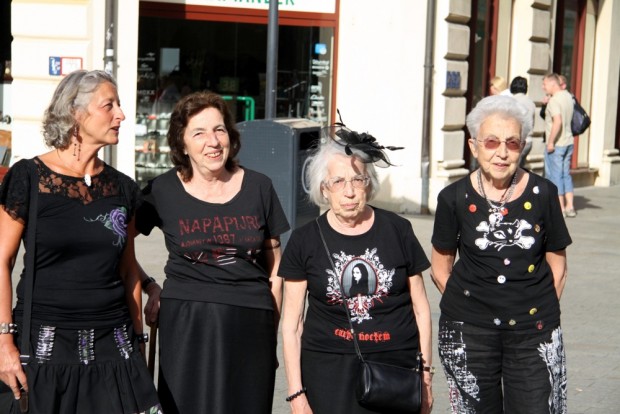 Alles auf Schwarz. 25 Jahre Wave-Gotik-Treffen, Okkultismus und weitere Themen von der dunklen Seite in Ausgabe 31 der LZ. Foto: Matthias Weidemann