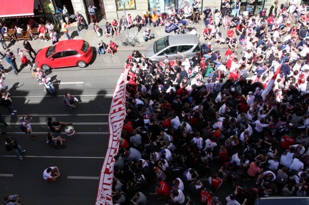 Alles sitzt und singt auf der Jahnallee. Der Fanmarsch der RB-Anhänger am 8. Mai 2015. Foto: L-IZ.de
