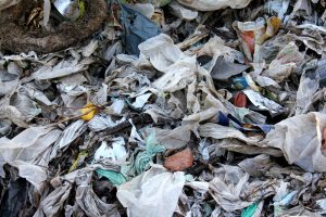 Ausgesiebter Plastikmüll im Kompostwerk Liehmena. Foto: Ökolöwe, Arbeitsgruppe Abfall & Recycling