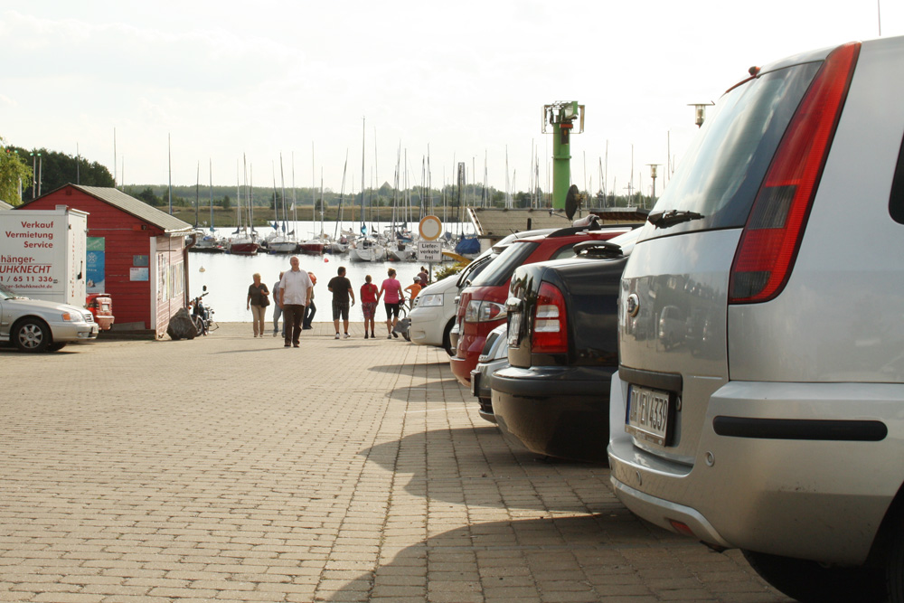 Geparkte Autos am Zöbigker Hafen. Foto: Ralf Julke