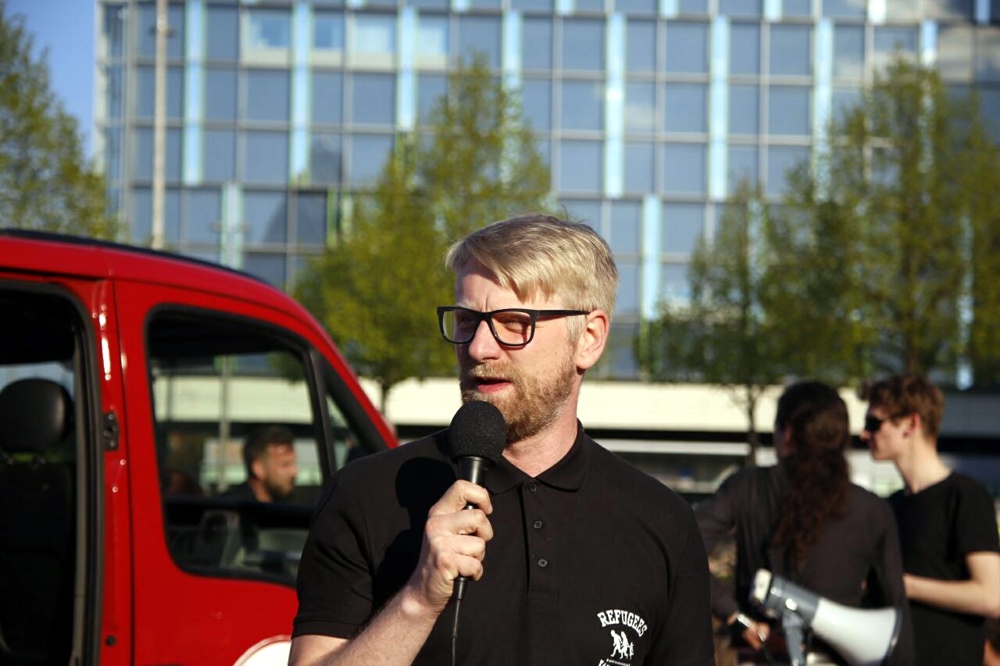 DGB Vertreter Erik Wolf wünscht sich auf dem Augustusplatz mehr Gewerkschafter beim Protest gegen Legida. Foto: L-IZ.de