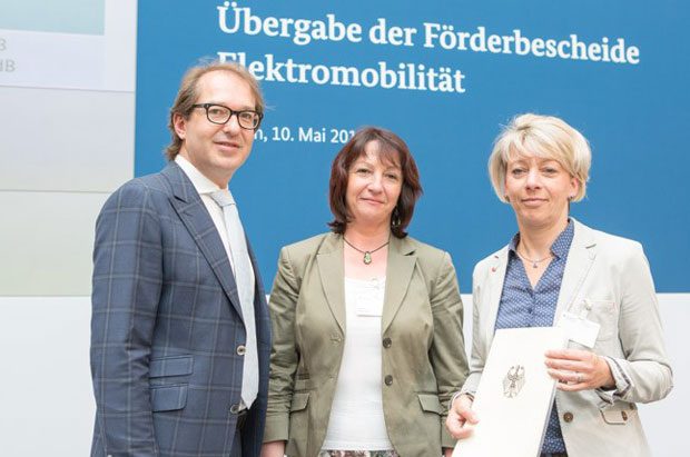 Bundesminister Alexander Dobrindt, Amtsleiterin Gesine Sommer und Isabella Peißker (Amt für Kreisentwicklung im Landkreis Leizpig): Quelle: BMVI