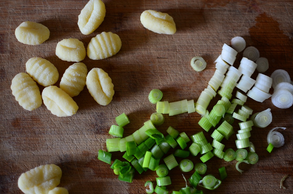 Gnocchipfanne mit Rucola und Paprika. Foto: Maike Klose