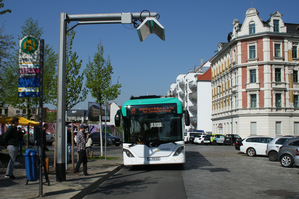 Der Testbus fährt in die umgebaute Haltestelle ein. Foto: Ralf Julke