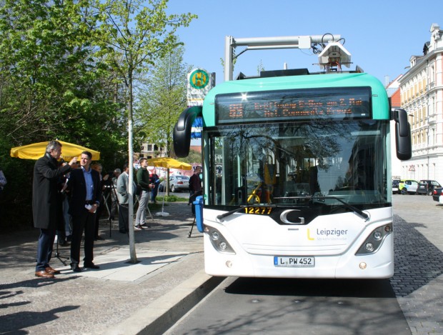 Der Bus steht in der Haltestelle, der Stromabnehmer ist automatisch ausgefahren. Foto: Ralf Julke