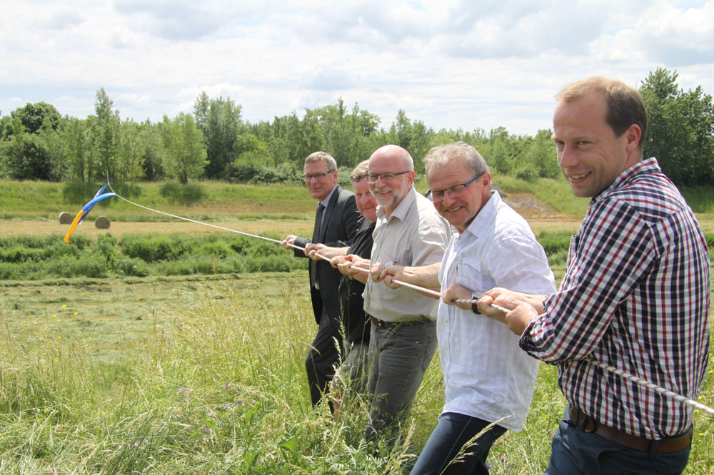 Allen voran Bürgermeister Holger Schulze beim symbolischen Hochziehen der künftigen Erikenbrücke. Ihm zur Seite: Bürger von Hartmannsdorf. Foto: Matthias Weidemann