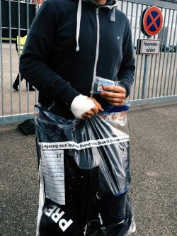 Einer der Fotografen nach dem Rückerhalt der Aservaten. Foto: Leo Simon