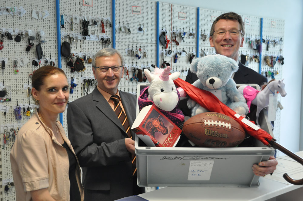 von links nach rechts: Janet Griesbach (Leiterin Fundbüro), Helmut Loris (Leiter des Ordnungsamtes) und Ulf Middelberg (Geschäftsführer Leipziger Verkehrsbetriebe). Foto: Stadt Leipzig/quo