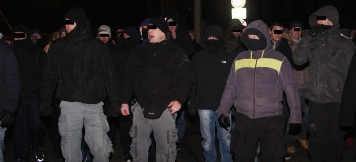 Eine feste Gruppe am 21. Januar 2015, in der sich auch der spätere Angreifer (mitte) bewegt. Foto: L-IZ.de