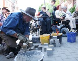 Günter Demnig bei der Verlegung der Stolpersteine vorm Haus der Demokratie. Foto: Ralf Julke
